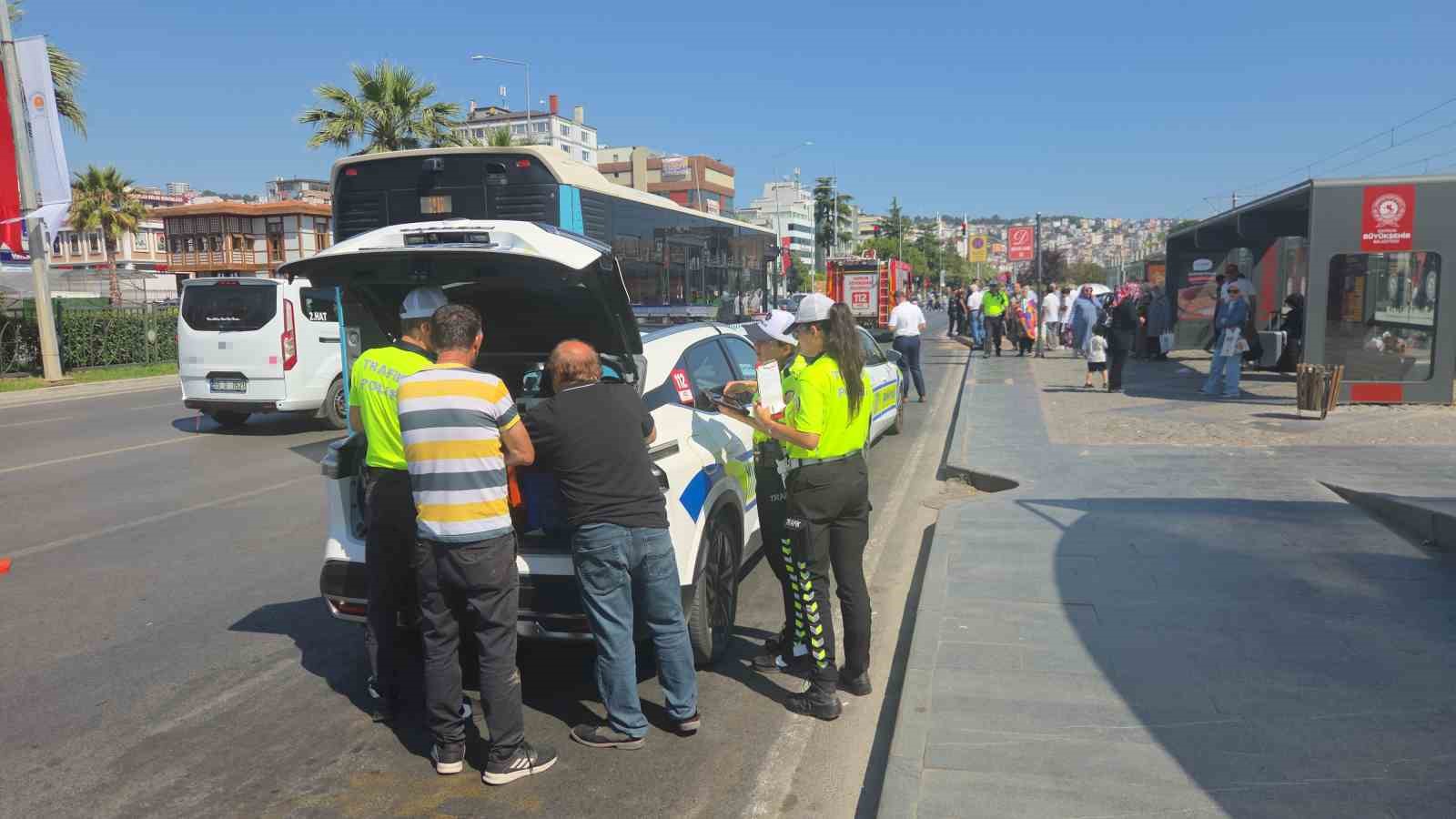 Otomobil tramvay istasyonuna çarptı: 3 yaralı 7 otomobil tramvay istasyonuna carpti 3 yarali 3 AXZit7fe
