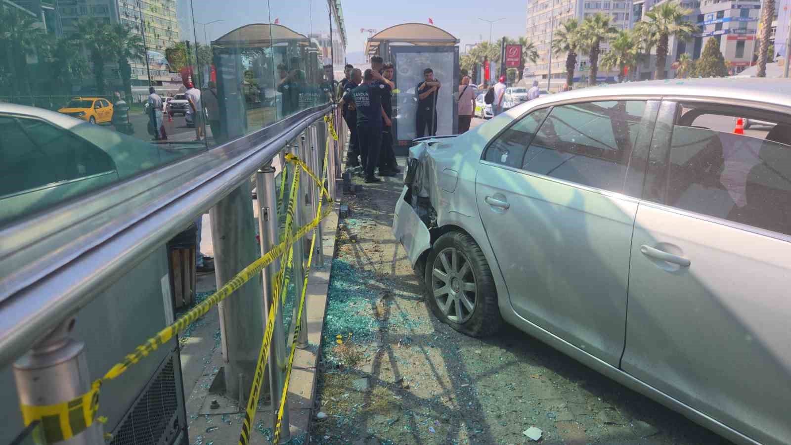 Otomobil tramvay istasyonuna çarptı: 3 yaralı 8 otomobil tramvay istasyonuna carpti 3 yarali 4 y8tLd2zu