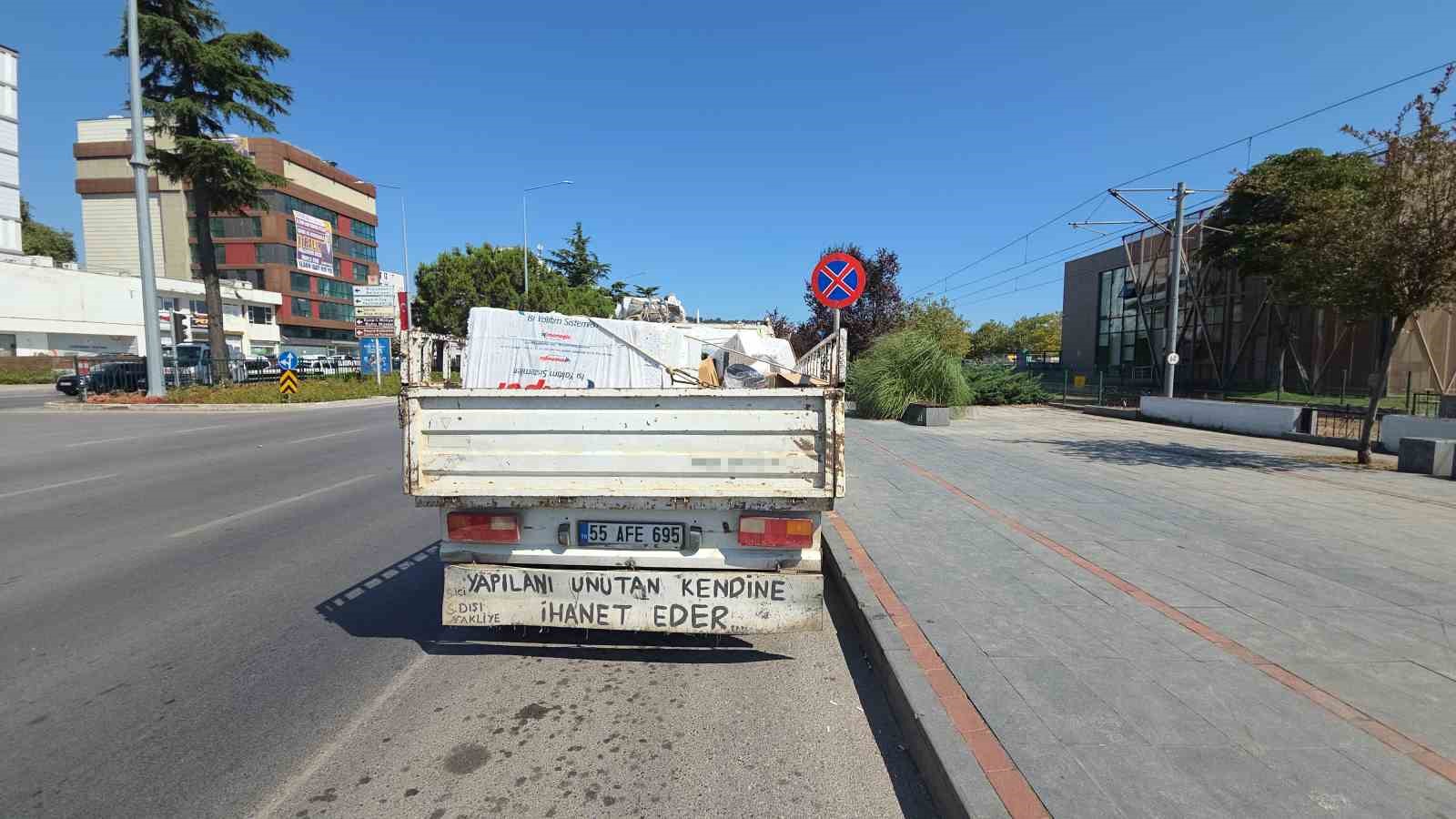 Otomobil tramvay istasyonuna çarptı: 3 yaralı 9 otomobil tramvay istasyonuna carpti 3 yarali 5 gEQhfAK9
