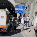 otomobil-tunel-girisindeki-tabelaya-ok-gibi-saplandi-F6JzgLrI.jpg