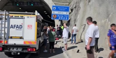 otomobil-tunel-girisindeki-tabelaya-ok-gibi-saplandi-F6JzgLrI.jpg