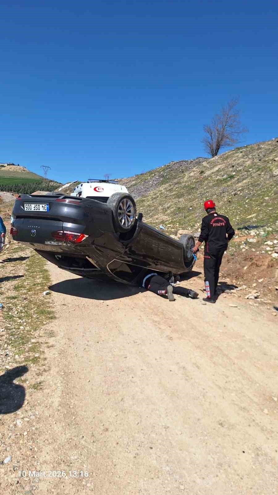 Otomobil uçuruma yuvarlandı, sürücüyü itfaiye kurtardı 5 otomobil ucuruma yuvarlandi surucuyu itfaiye kurtardi 1