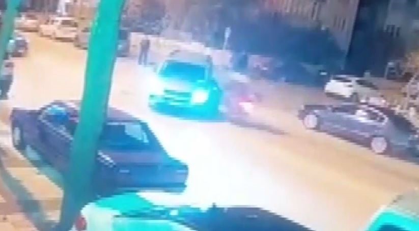 Otomobil ve motosikletin karıştığı kaza güvenlik kamerasına yansıdı 5 otomobil ve motosikletin karistigi kaza guvenlik kamerasina yansidi 1