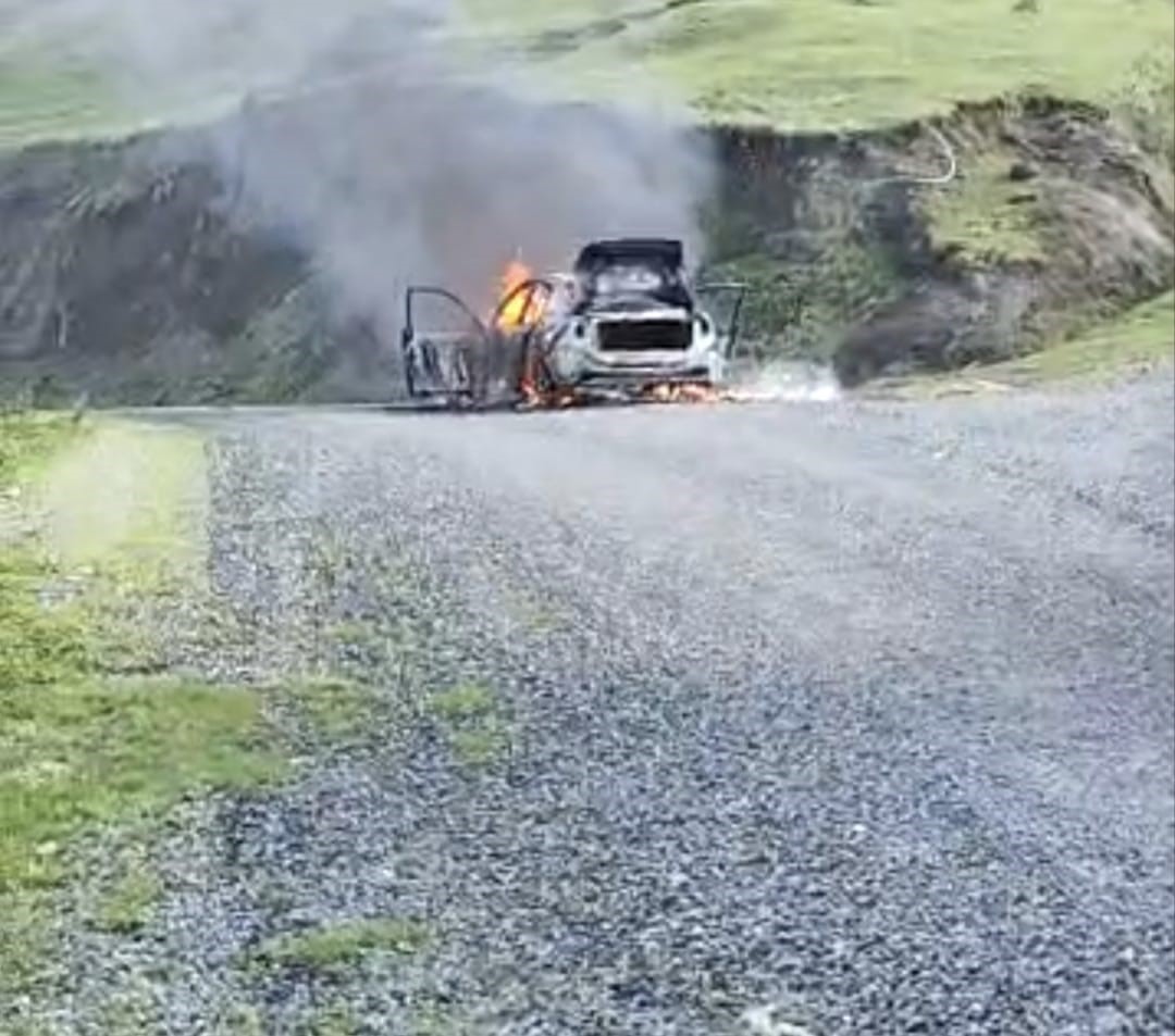 otomobil yayla yolunda yanarak hurdaya dondu 0 K46SHckX
