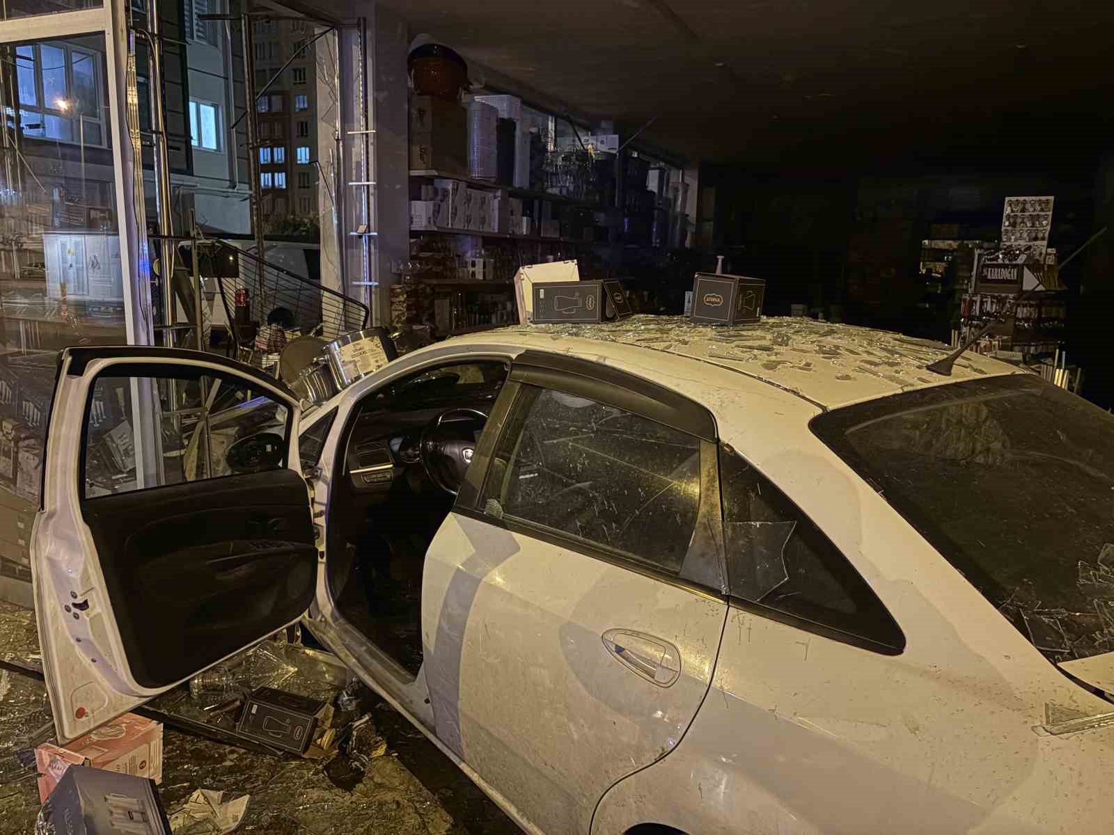 Otomobil züccaciye dükkana daldı: 1 yaralı 8 otomobil zuccaciye dukkana daldi 1 yarali 4 zzD7RhPD