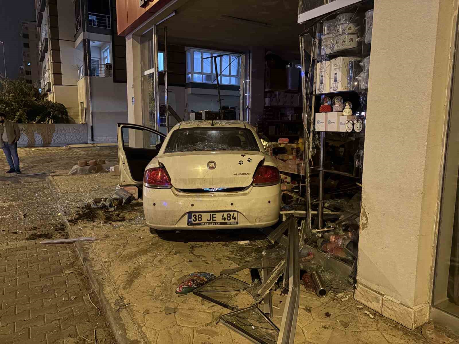 Otomobil züccaciye dükkana daldı: 1 yaralı 9 otomobil zuccaciye dukkana daldi 1 yarali 5 pZAtyUmO