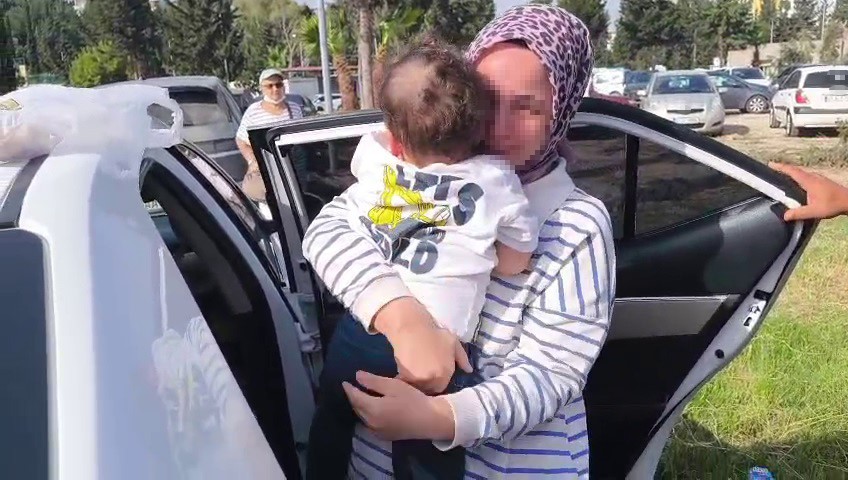 Otomobilde mahsur kalan evladına kavuşan anne gözyaşlarına boğuldu 4 otomobilde mahsur kalan evladina kavusan anne gozyaslarina boguldu 0 UytJ3N5B