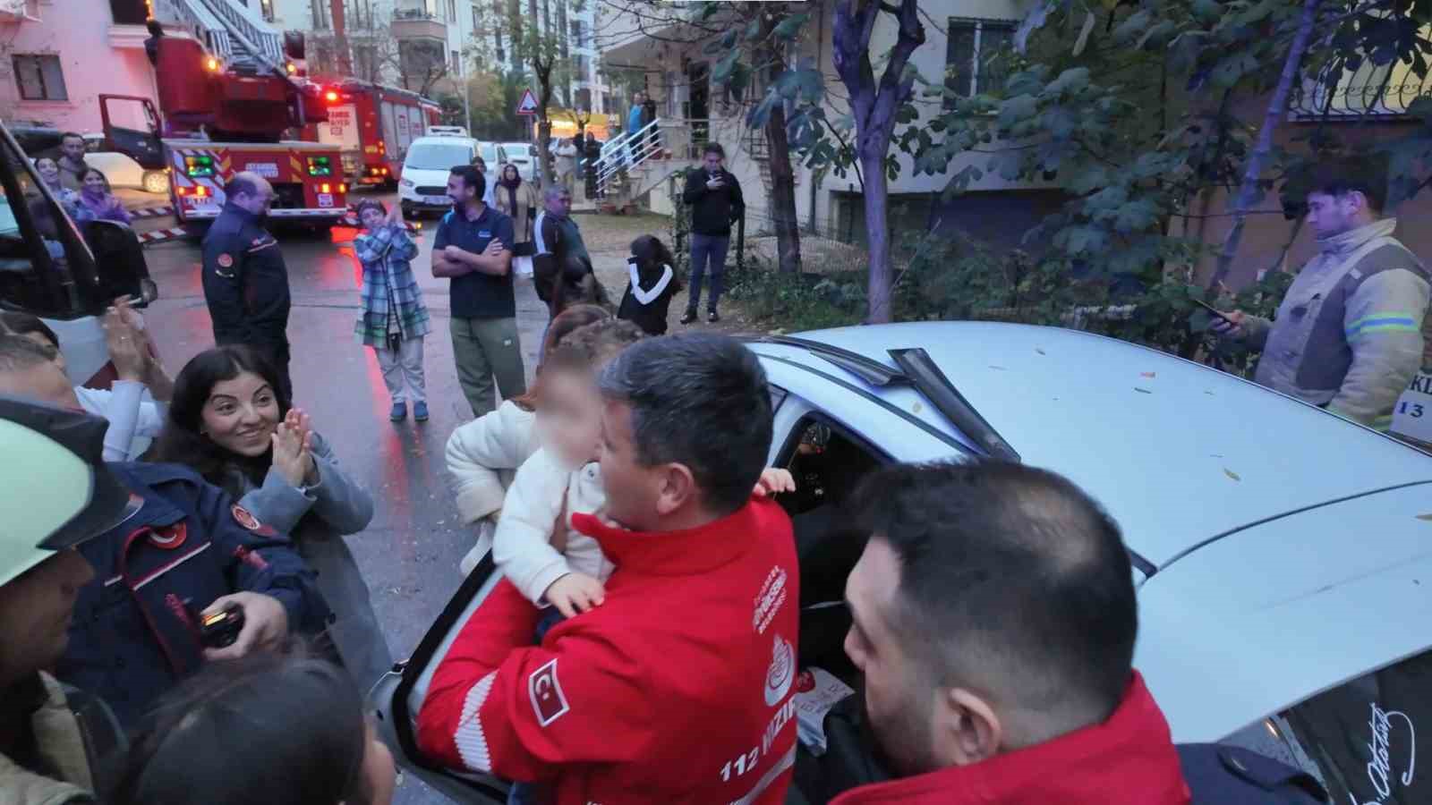 Otomobilde unutulan bebek kurtarıldı 5 otomobilde unutulan bebek kurtarildi 1