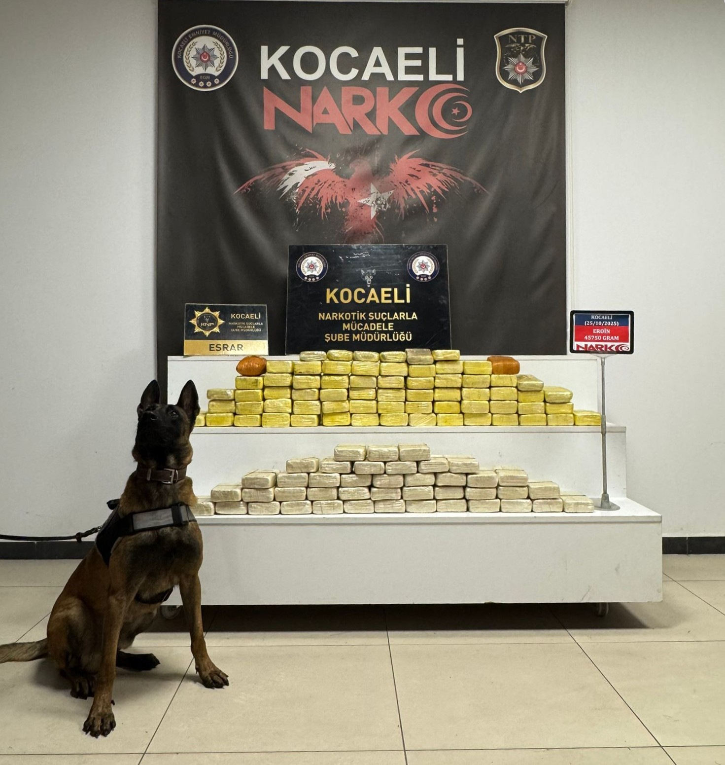 Otomobilde zulalanmış 46 kilo 840 gram uyuşturucu ele geçirildi 7 otomobilde zulalanmis 46 kilo 840 gram uyusturucu ele gecirildi 3 1IbUc9hM