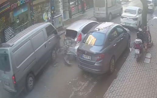 otomobildeki cocuklar arkadan minibusun carpmasiyla soku yasadi 1 YsGmZs5d