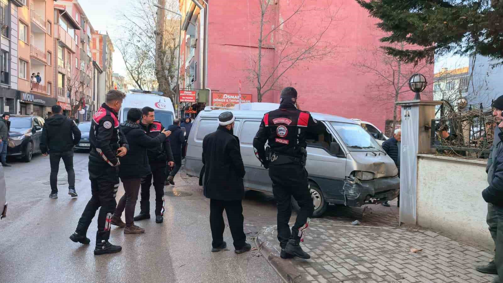 otomobildeki cocuklar arkadan minibusun carpmasiyla soku yasadi 2 dcZPKDaR