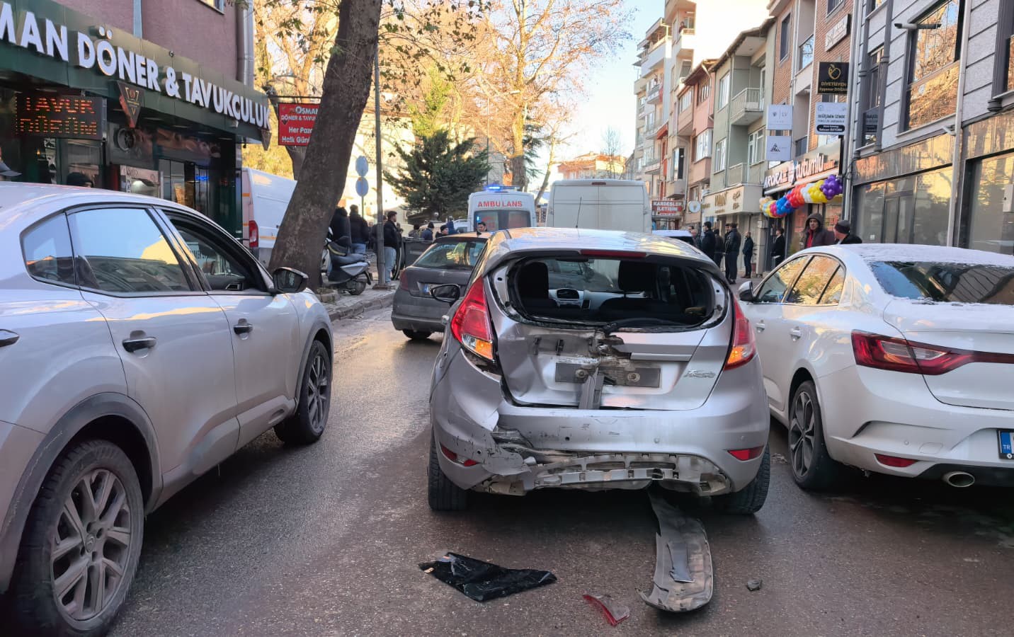 otomobildeki cocuklar arkadan minibusun carpmasiyla soku yasadi 3 OD3VAUSr