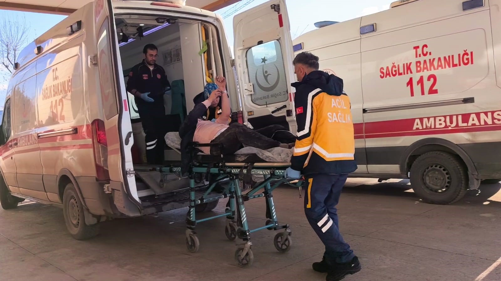 otomobildeki cocuklar arkadan minibusun carpmasiyla soku yasadi 4 PrurUVsY