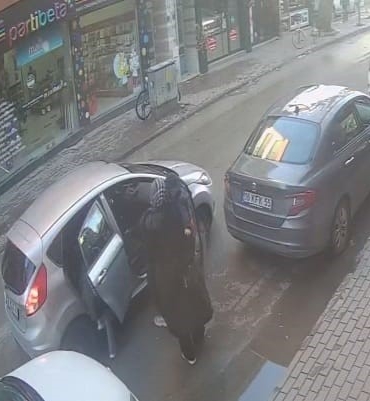 otomobildeki-cocuklar-arkadan-minibusun-carpmasiyla-soku-yasadi-I5P84plV.jpg