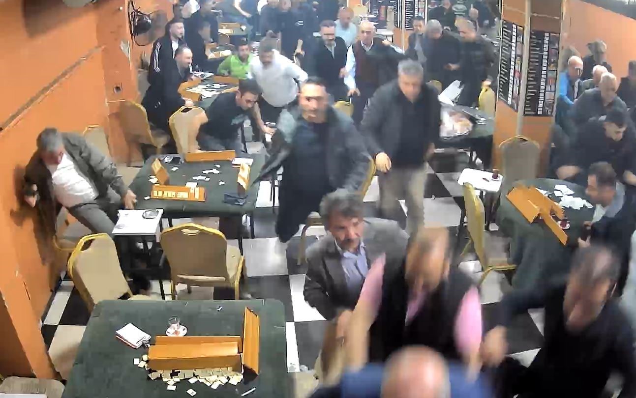 otomobilden cikan yuksek ses camlari titretti kahvehanedekiler deprem korkusu yasadi 1 Rljsjwt2