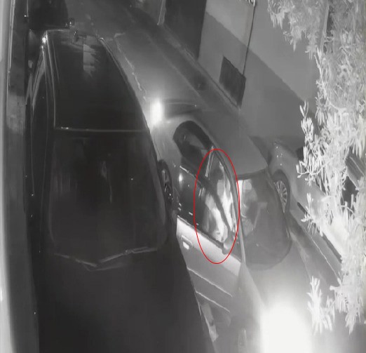 otomobilden yol kenarina atilan kadinin yardim cigliklari 3 5g5DDujX