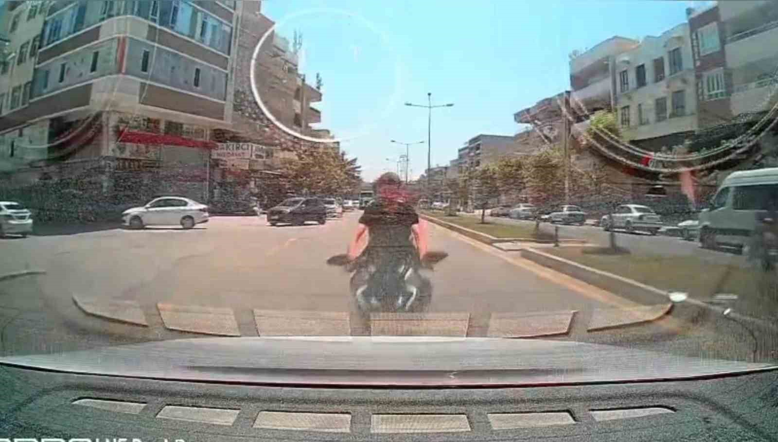 Otomobile arkadan çarpıp havada taklalar attılar: 1’i ağır 2 yaralı 4 otomobile arkadan carpip havada taklalar attilar 1i agir 2 yarali 0