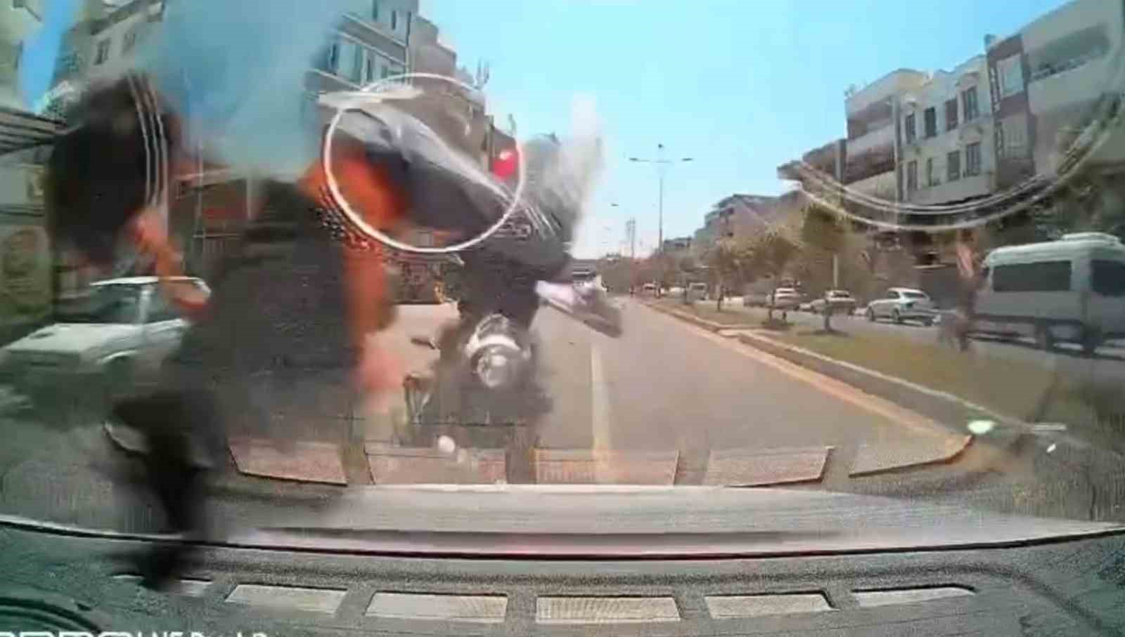 Otomobile arkadan çarpıp havada taklalar attılar: 1’i ağır 2 yaralı 5 otomobile arkadan carpip havada taklalar attilar 1i agir 2 yarali 1 zRAHG9Qu