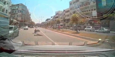 otomobile-arkadan-carpip-havada-taklalar-attilar-1i-agir-2-yarali-WYZbFQ4Q.jpg