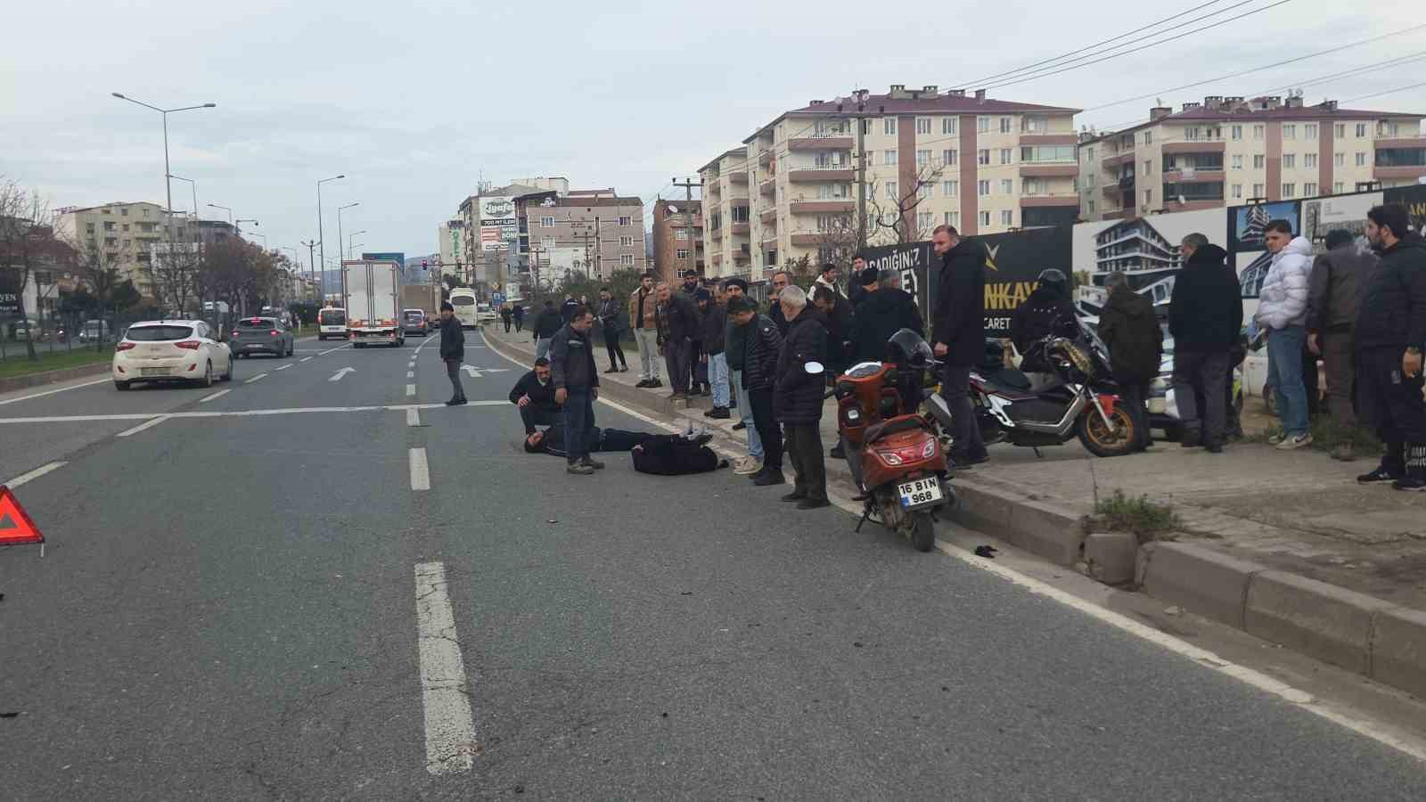 otomobile carpan motosiklet savruldu 2 yarali 1 1sLA7mAA