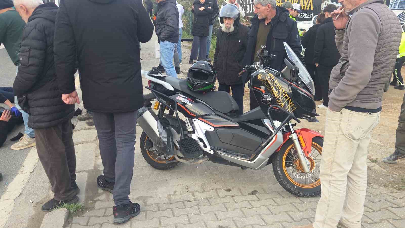 otomobile carpan motosiklet savruldu 2 yarali 2 YPdREvj4