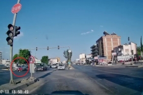 Manisa’da otomobil ile traktör çarpıştı: 2’si ağır 4 yaralı 2 thumbnail