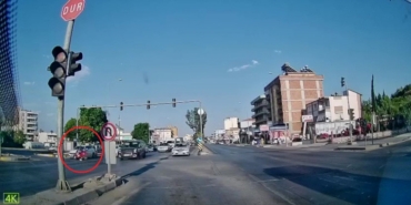 otomobile-carpan-motosiklet-surucusunun-kaski-firladi-havada-takla-atip-yere-savruldu-NVItch5V.jpg