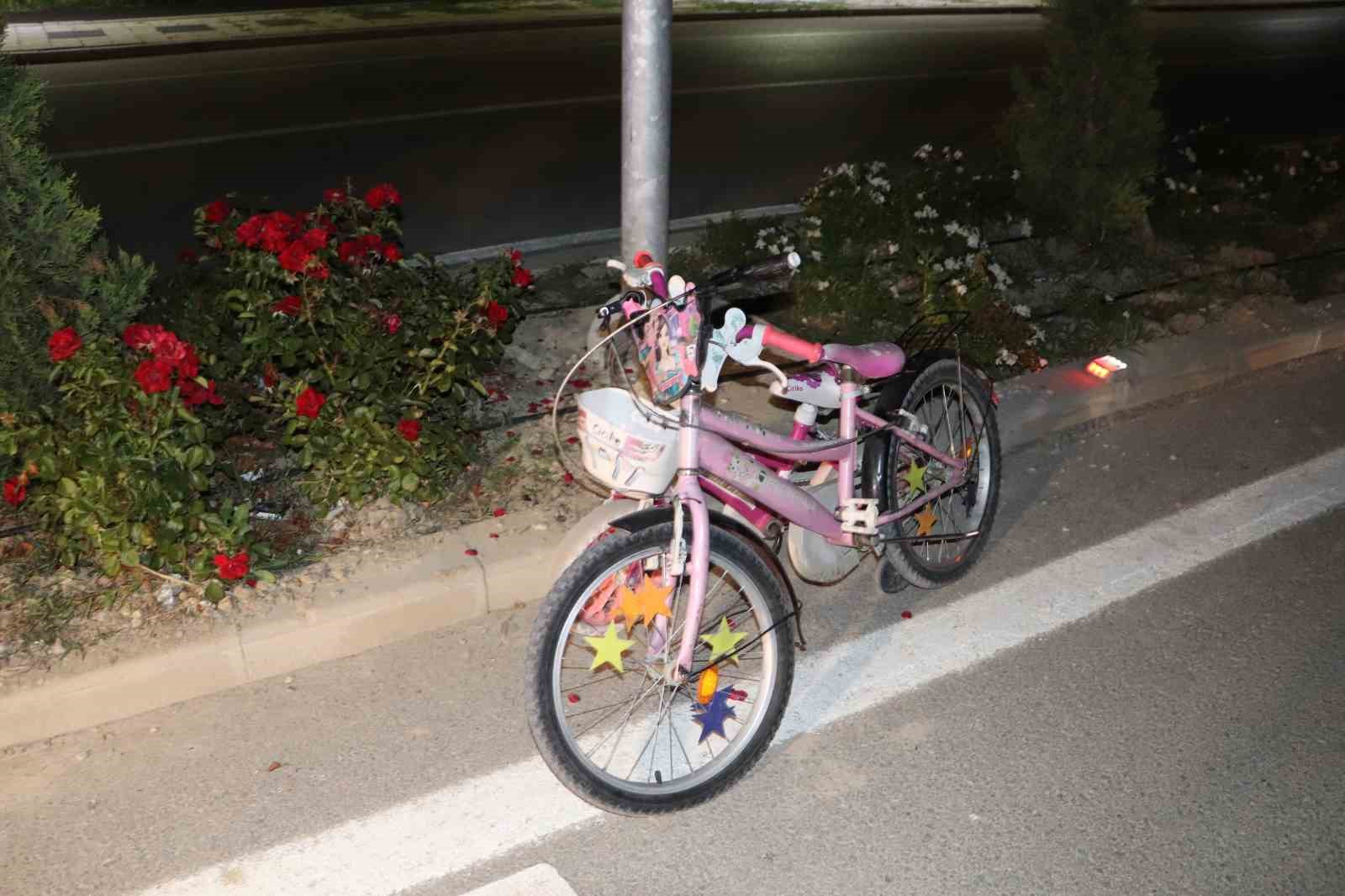 Otomobile çarpan motosikletin sürücüsü ağır yaralandı: Kaza kameraya yansıdı 4 otomobile carpan motosikletin surucusu agir yaralandi kaza kameraya yansidi 0 HL6UpgNO