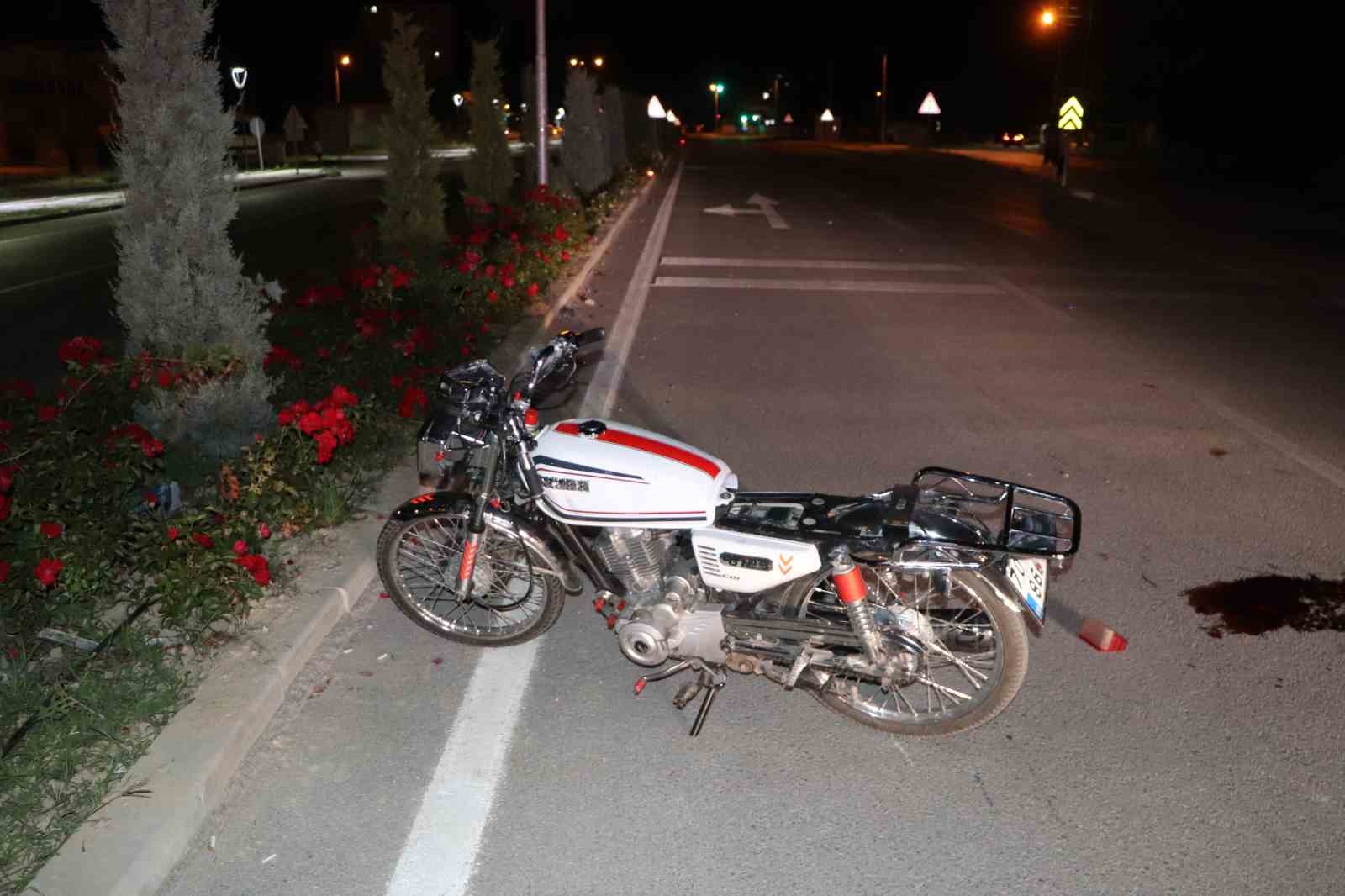 Otomobile çarpan motosikletin sürücüsü ağır yaralandı: Kaza kameraya yansıdı 7 otomobile carpan motosikletin surucusu agir yaralandi kaza kameraya yansidi 3 9TheEDiO