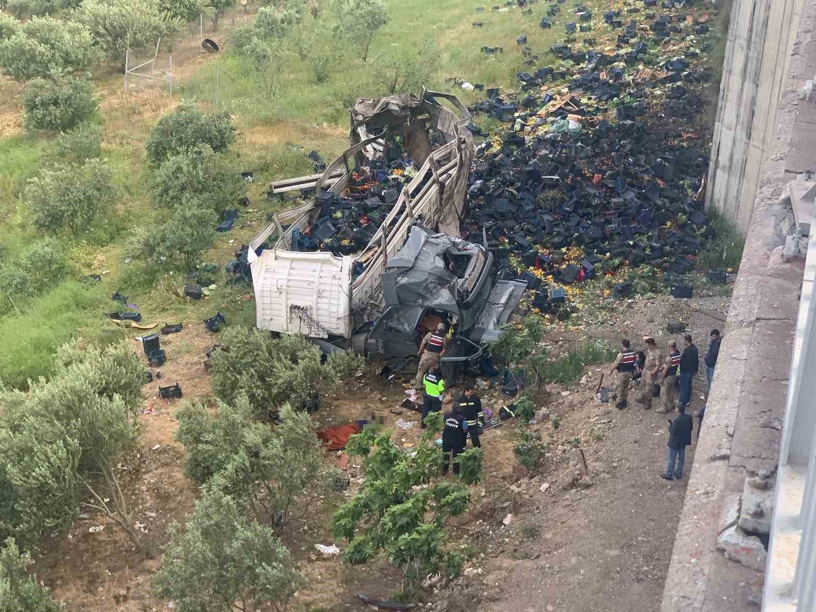 otomobile carpan sebze yuklu tir viyadukten asagi uctu 3 olu 3 yarali 0