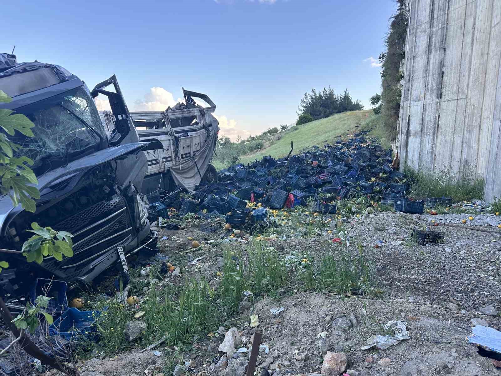 otomobile carpan sebze yuklu tir viyadukten asagi uctu 3 olu 3 yarali 2
