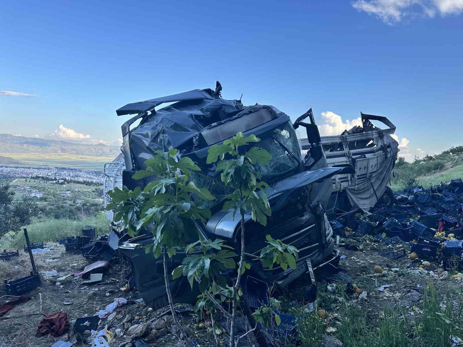 otomobile carpan sebze yuklu tir viyadukten asagi uctu 3 olu 3 yarali 3 EaJ473mf