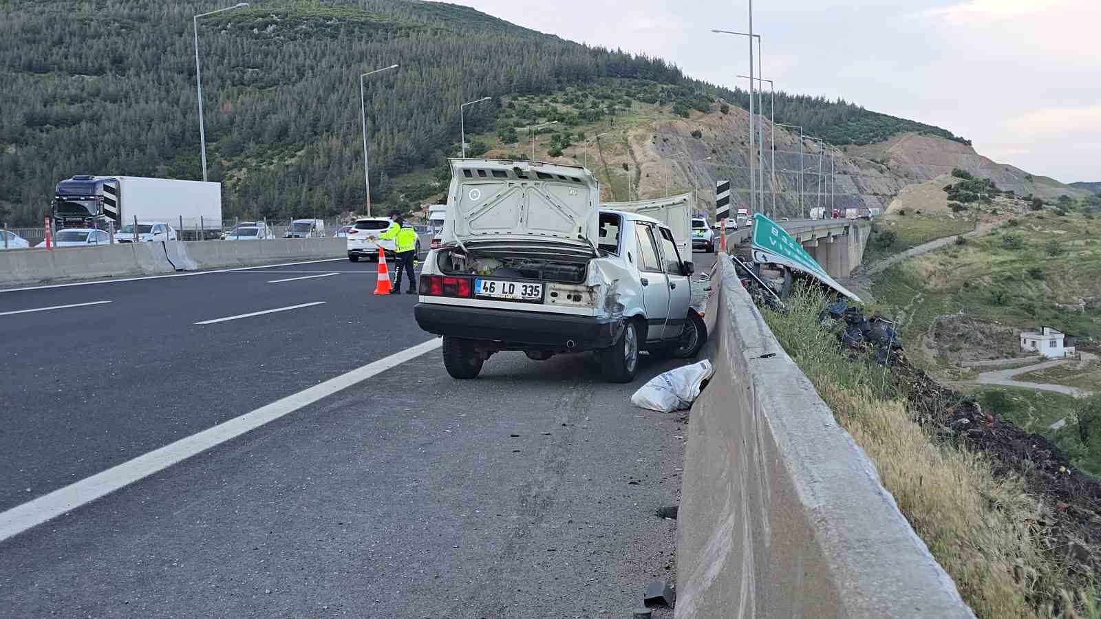otomobile carpan sebze yuklu tir viyadukten asagi uctu 3 olu 3 yarali 4 wZzAaA5R