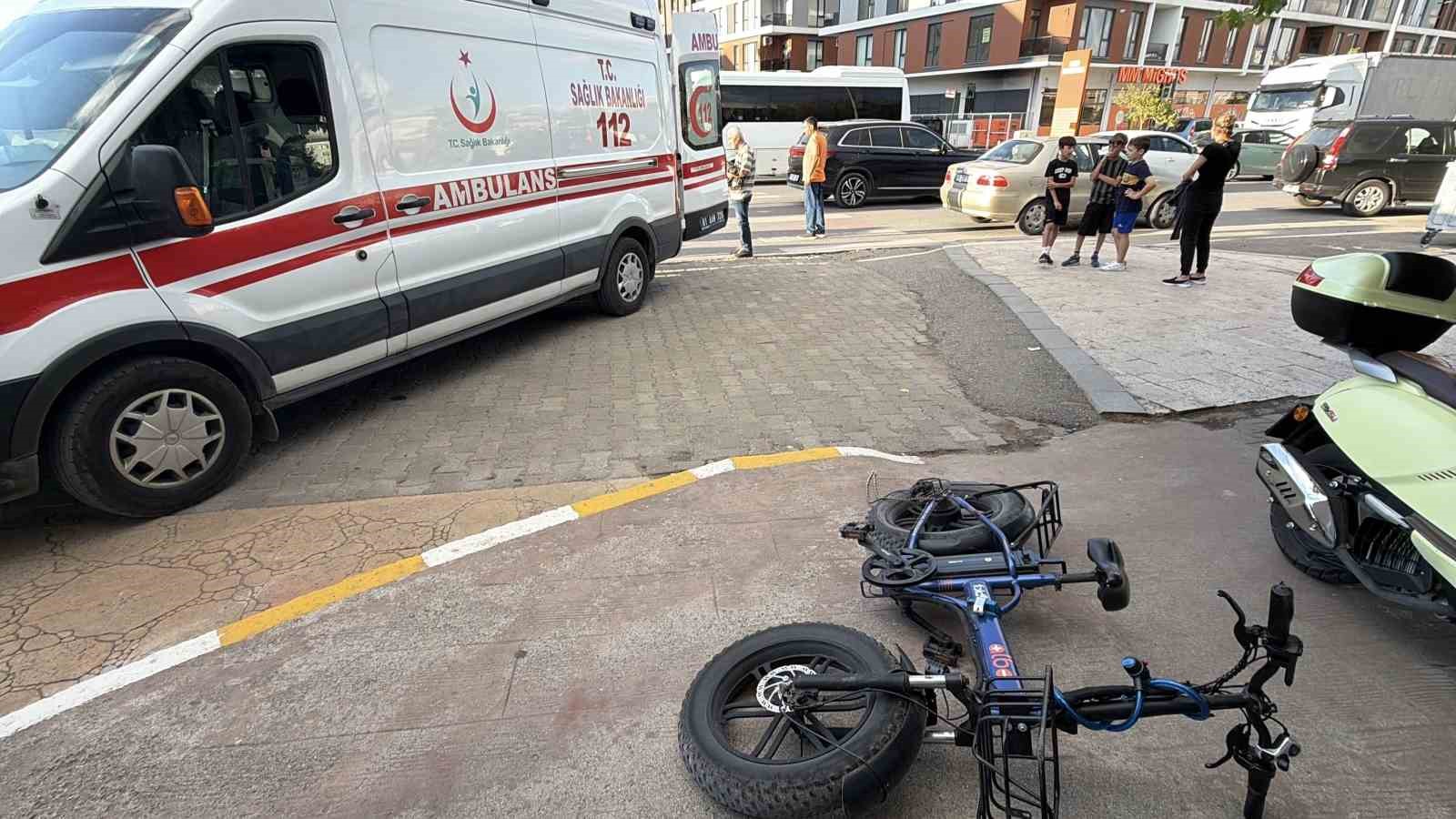otomobile carpmamak icin manevra yapinca bisikletten dustu 0 MLrAcvie