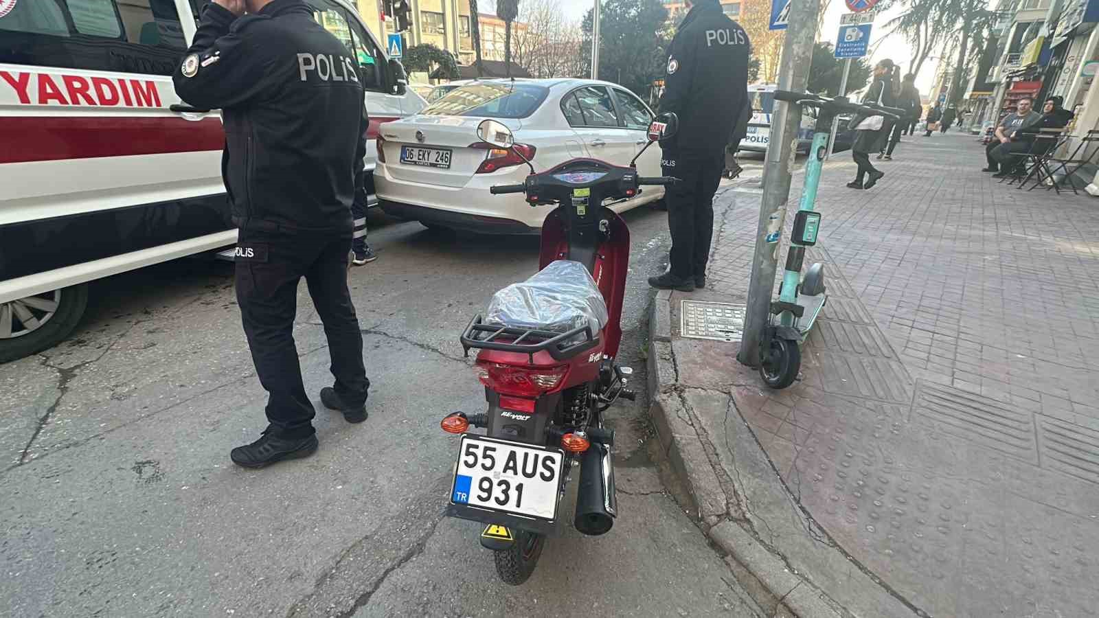 Otomobile çarpmamak isterken düşen motosiklet sürücüsü yaralandı 5 otomobile carpmamak isterken dusen motosiklet surucusu yaralandi 1 jWdApFKM