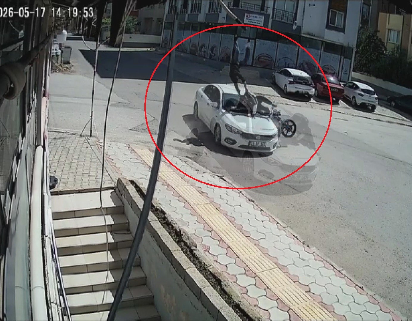 otomobile ok gibi saplanan motosikletteki 2 kisinin havaya savruldugu anlar kamerada 0 3ImrGkIz