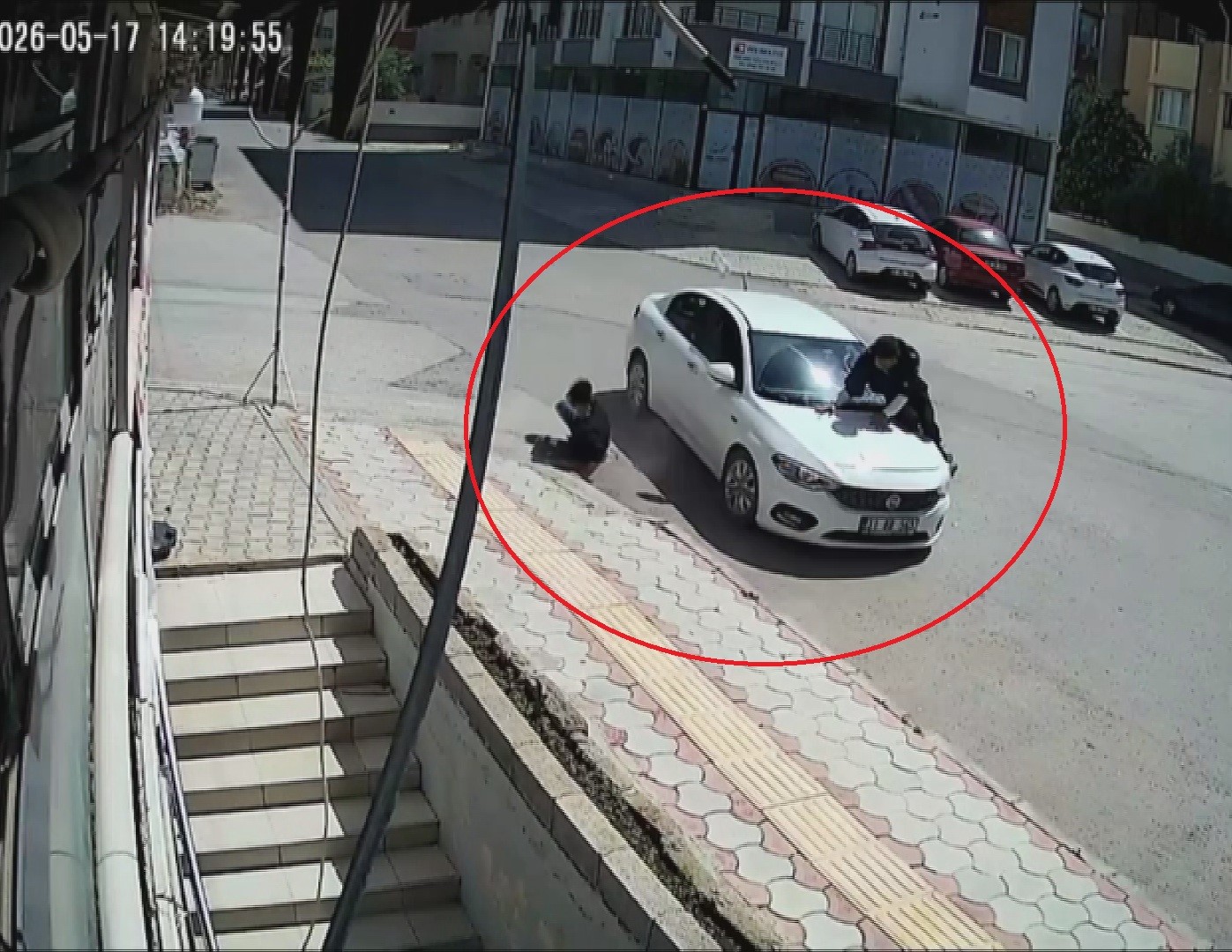otomobile ok gibi saplanan motosikletteki 2 kisinin havaya savruldugu anlar kamerada 1 ju8jkK3y