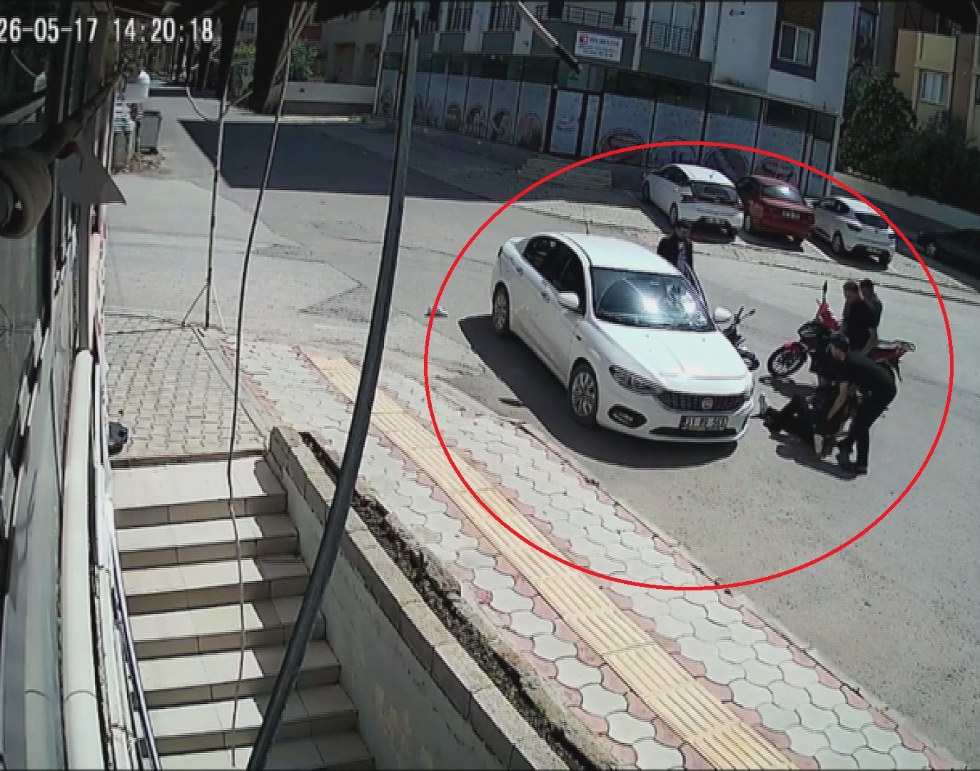 otomobile ok gibi saplanan motosikletteki 2 kisinin havaya savruldugu anlar kamerada 2 bKZEiI4e