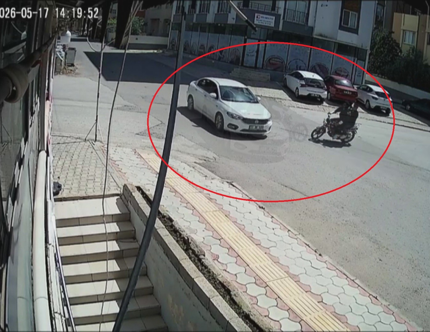 otomobile ok gibi saplanan motosikletteki 2 kisinin havaya savruldugu anlar kamerada 3 LzbyjXI2