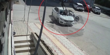 otomobile-ok-gibi-saplanan-motosikletteki-2-kisinin-havaya-savruldugu-anlar-kamerada-BWv74tid.jpg