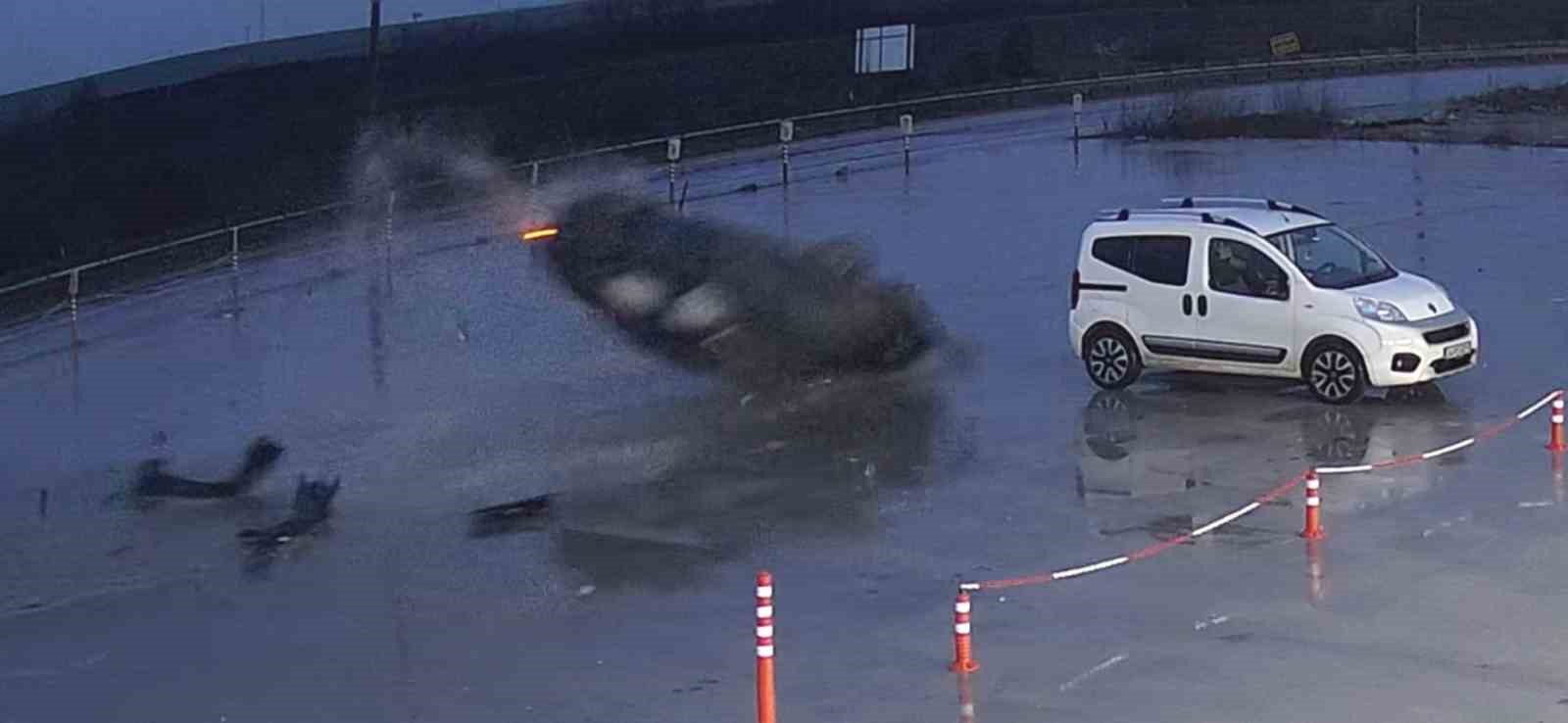 otomobilin 60 metre boyunca defalarca takla attigi kaza kamerada 0 tJNH8HLB