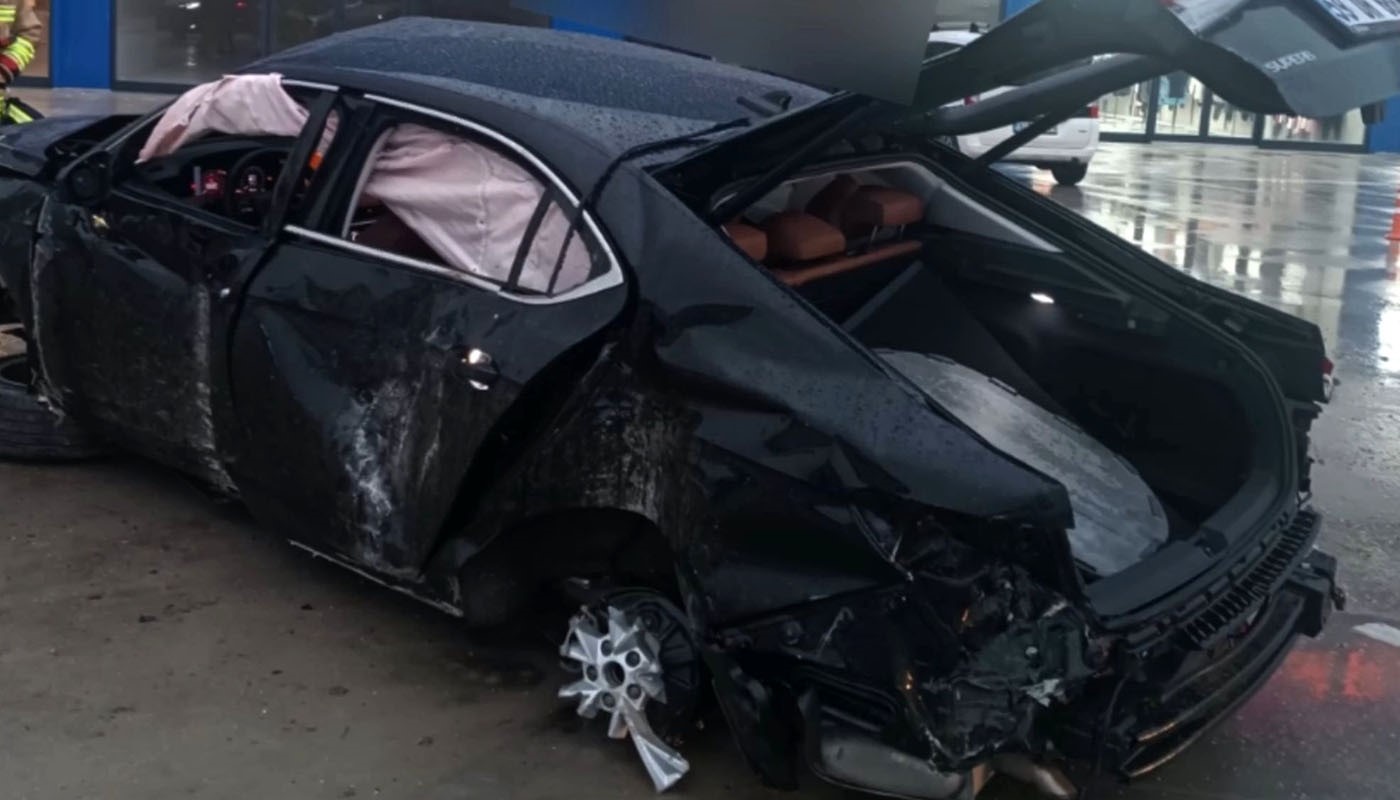 otomobilin 60 metre boyunca defalarca takla attigi kaza kamerada 4 GWiZndnJ