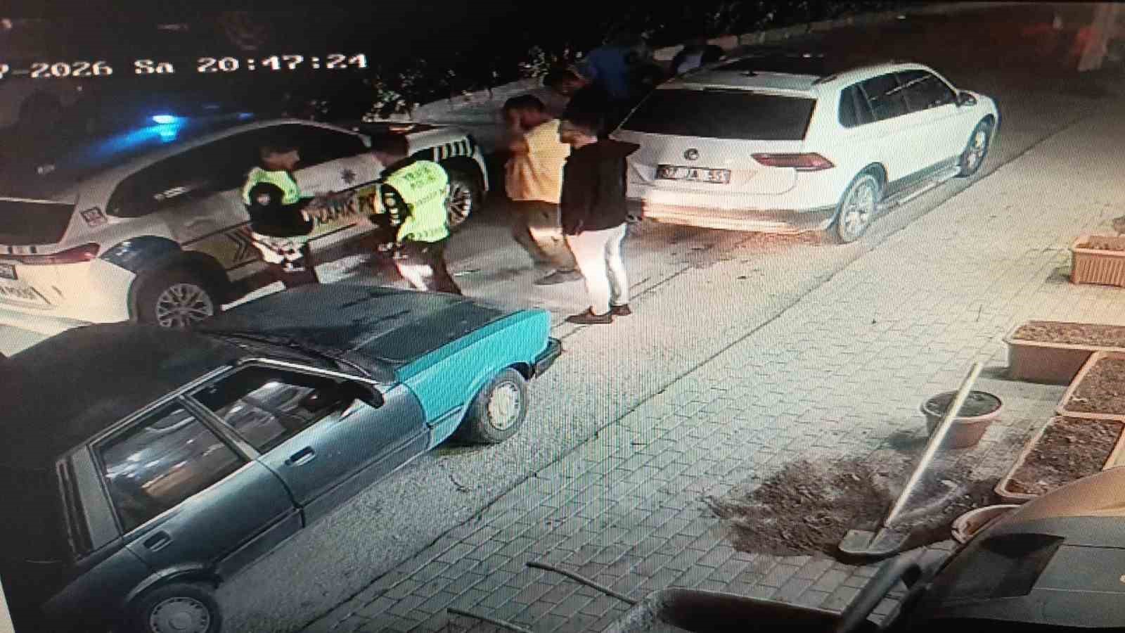 Otomobilin açılan kapısına çarpan elektrikli bisiklet sürücüsü metrelerce savurdu 4 otomobilin acilan kapisina carpan elektrikli bisiklet surucusu metrelerce savurdu 0 fsrIUNbc