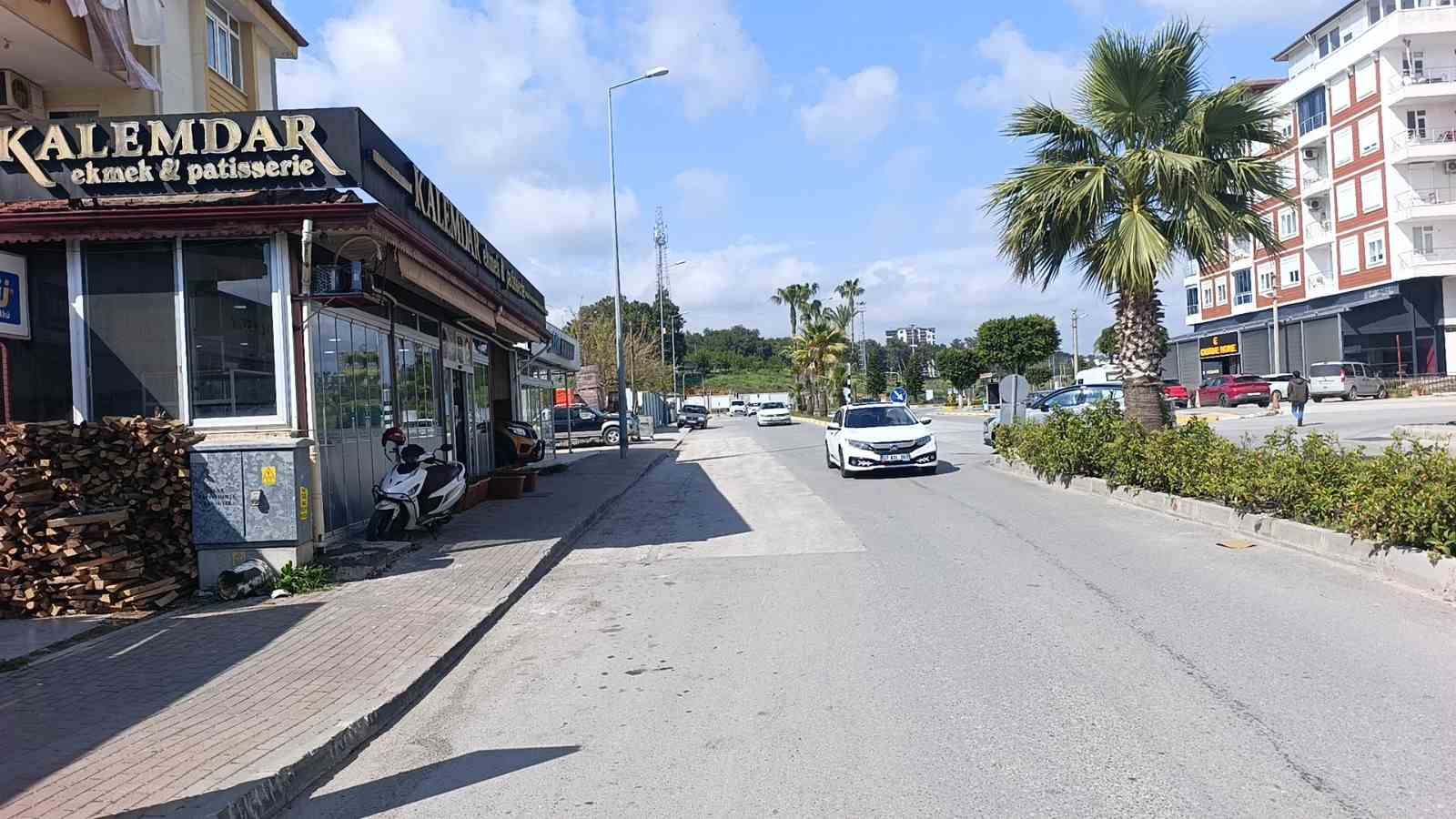 Otomobilin açılan kapısına çarpan elektrikli bisiklet sürücüsü metrelerce savurdu 6 otomobilin acilan kapisina carpan elektrikli bisiklet surucusu metrelerce savurdu 2