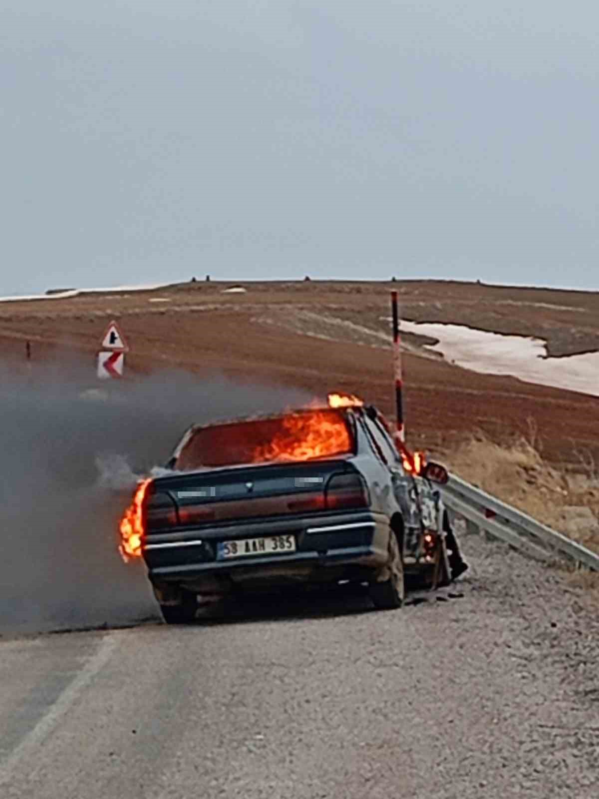 otomobilin alev aldigi anlar kameraya yansidi 2