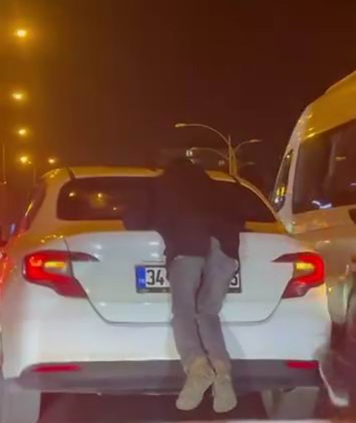 otomobilin arkasina tutundu hem kendini hem trafigi tehlikeye atti 0 ArqVAPLv