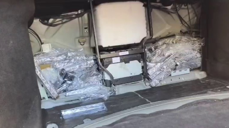 Otomobilin bagajındaki zuladan onlarca silah parçası çıktı 5 otomobilin bagajindaki zuladan onlarca silah parcasi cikti 1 3k1EWXXf