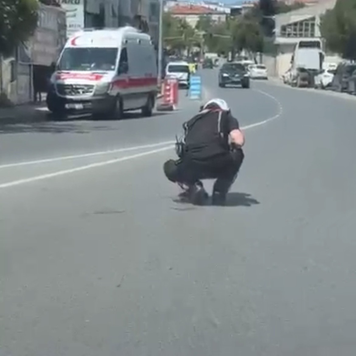 Otomobilin çarpıp kaçtığı kediyi yol kenarına alan polisler takdir topladı 5 otomobilin carpip kactigi kediyi yol kenarina alan polisler takdir topladi 1 bIwW72ws