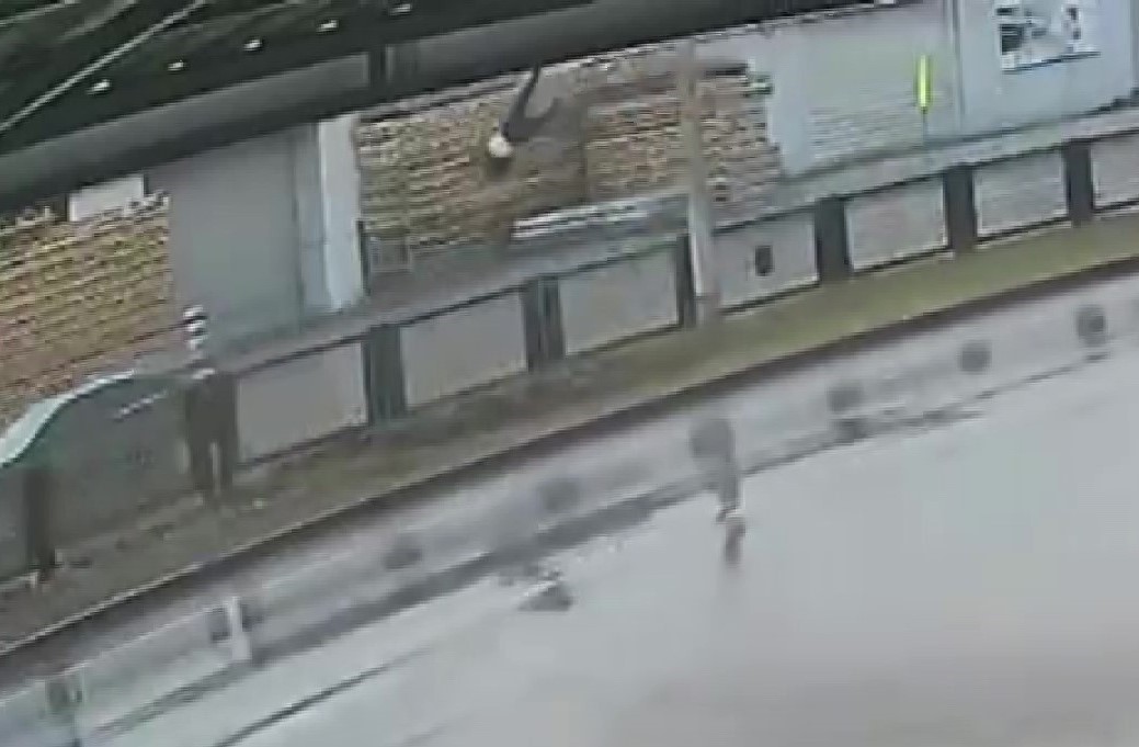 Otomobilin çarpması ile savrulan yaşlı adam hayatını kaybetti 5 otomobilin carpmasi ile savrulan yasli adam hayatini kaybetti 1 c6DrmJtW
