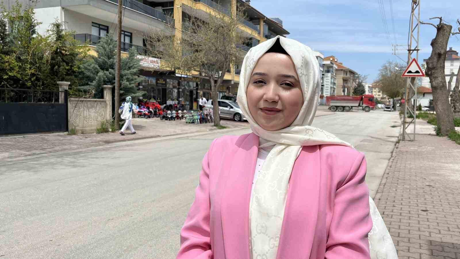 otomobilin carpmasiyla olen kedinin yavrusu basindan ayrilmadi 2